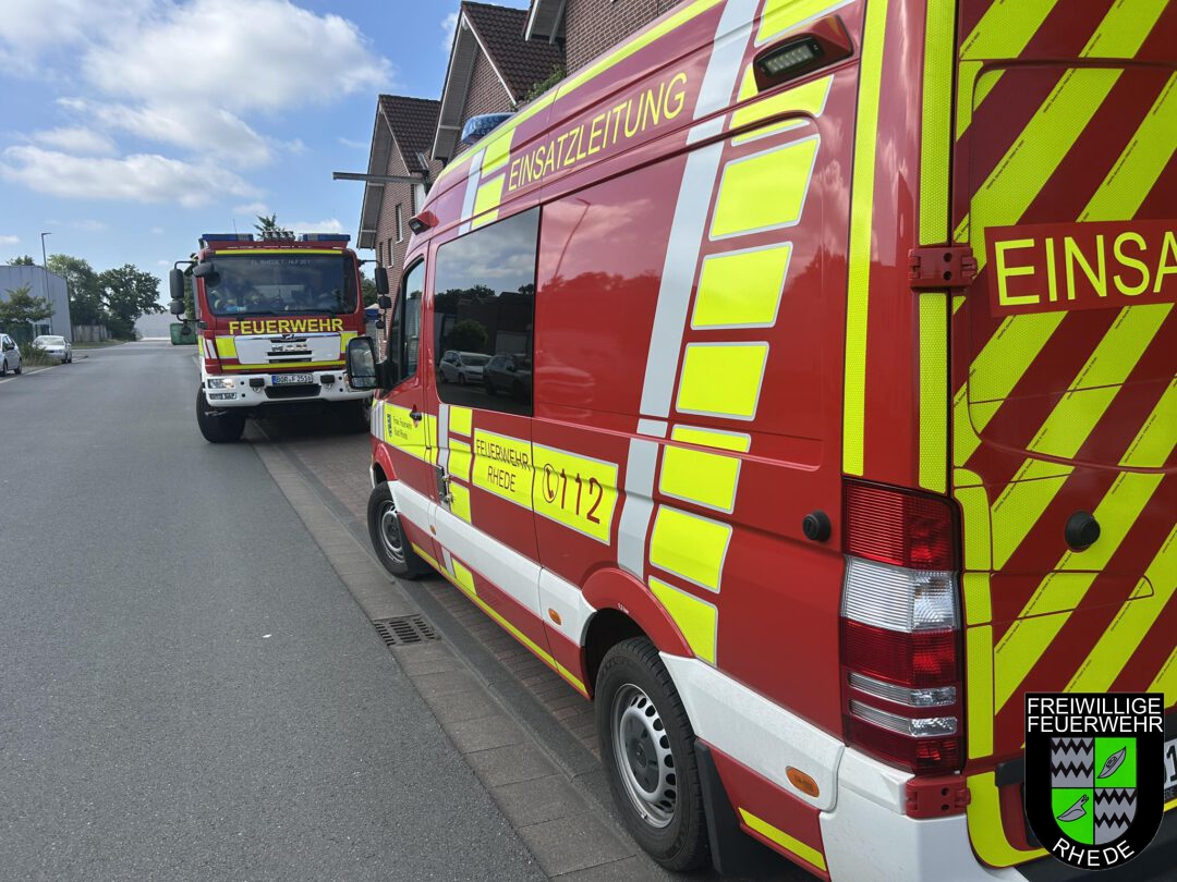 Feuer Brandmeldeanlage, HLF 20/1 und ELW an der Einsatzstelle
