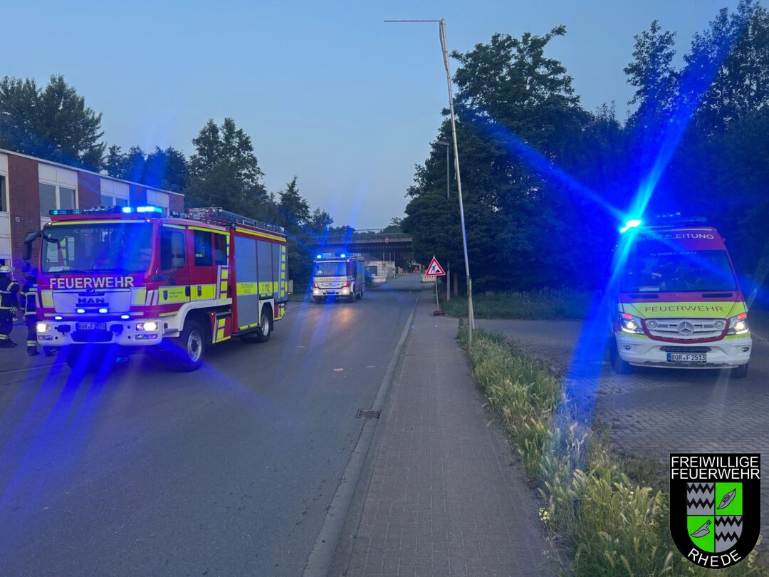 ELW, HLF 1 und LF 1 auf der Straße zum Kottland nach einer gemeldeten Gasausströmung